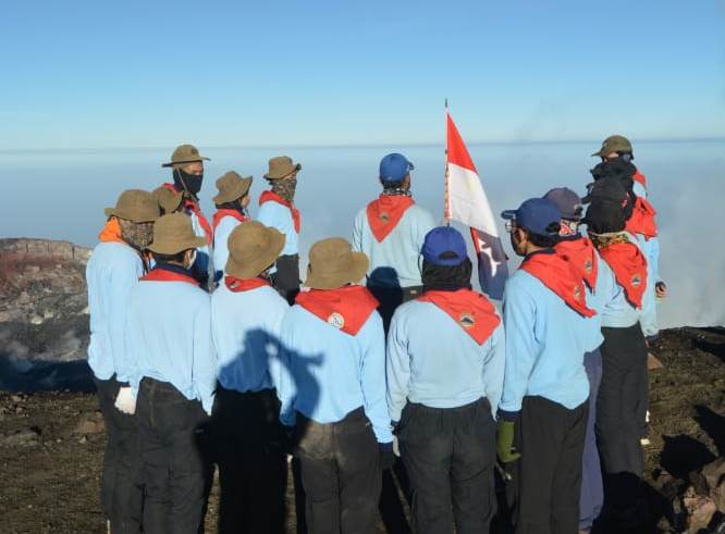 atap Jawa Tengah yaitu Puncak Gunung Slamet, Purbalingga di ketinggian 3.428 MDPL