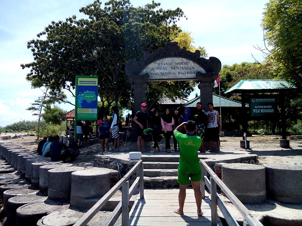 Gapura Selamat datang di Pulau Menjangan