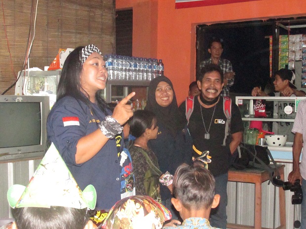 Salah satu anggota Sahabat Giriwana memberi arahan kepada anak jalanan, 16 Jui 2016, Surabaya. WARTAPALAINDONESIA/Puspita N. Anggraeni