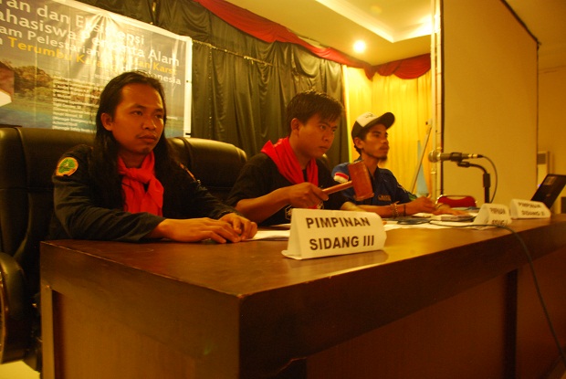 Pimpinan sidang Temu Wicara (TWKM) 28 Sulsel mengetok palu sidang untuk mensyahkan hasil rapat Komisi A dan Komisi B di Balai Kartini, Enrekang. Kamis, 20 Oktober 2016. WARTAPALAINDONESIA/Pida