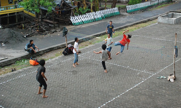 Peserta TW TWKM 28 Sulsel, bersama warga bermain olahraga tradisional sepak takraw di rusun Bantaeng. Sabtu 22 Oktober 2016. WARTAPALAINDONESIA/Pida