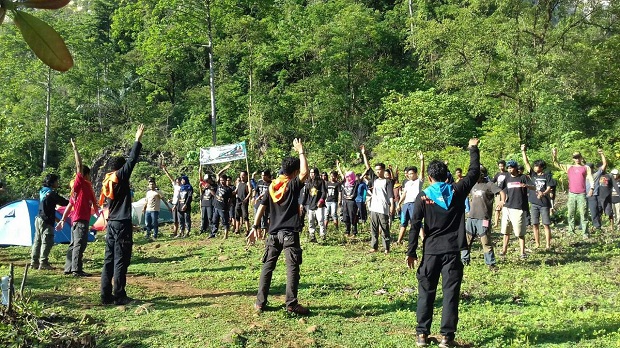Peserta Kenal Medan TWKM 28 divisi panjat tebing menerima materi vertical rescue. Selasa, 18 Oktober 2016.