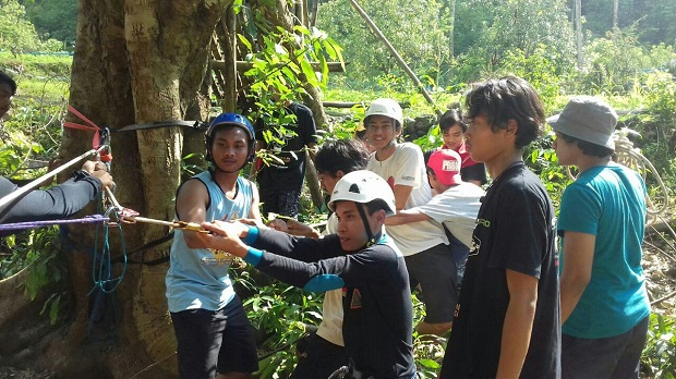 Peserta Kenal Medan TWKM 28 divisi panjat tebing menerima materi vertical rescue. Selasa, 18 Oktober 2016.