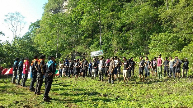 Peserta Kenal Medan TWKM 28 divisi panjat tebing menerima materi vertical rescue. Selasa, 18 Oktober 2016.