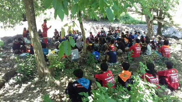 Peserta Kenal Medan TWKM 28 divisi panjat tebing menerima materi vertical rescue. Selasa, 18 Oktober 2016.