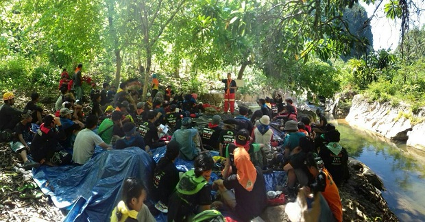 Peserta Kenal Medan TWKM 28 divisi panjat tebing menerima materi vertical rescue. Selasa, 18 Oktober 2016.