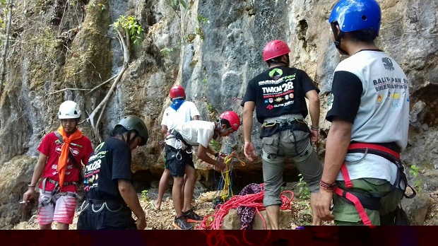 Peserta Kenal Medan (KM) TWKM divisi panjat tebing