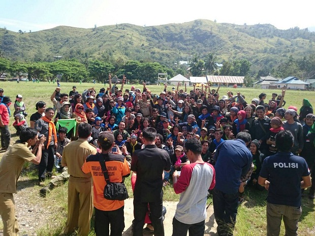 Bupati Enrekang H. Muslimin Bando menyampaikan briefing dalam pelepasan peserta Kenal Medan TWKM 28 di desa Baraka, Enrekang. Selasa, 18 Oktober 2016. WARTAPALAINDONESIA/Naim