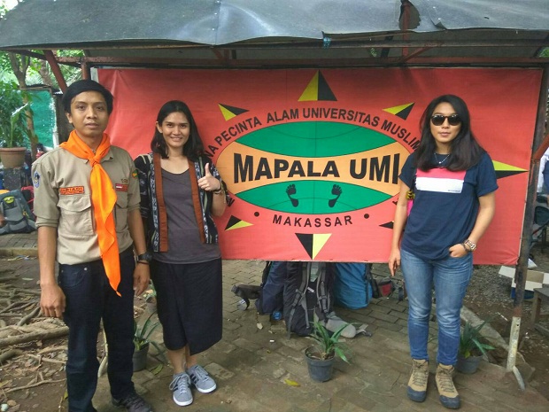 medina-kamil-berfoto-di-depan-sekretariat-mapala-umi-makassar