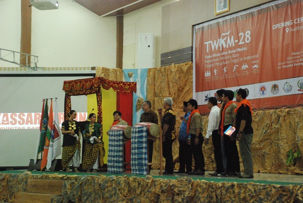 Penabuhan Gendang Pembukaan TWKM ke - 28 Mapala UMI Makassar Sulsel