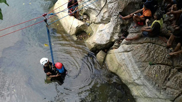Peserta Kenal Medan TWKM 28 divisi panjat tebing menerima materi vertical rescue. Selasa, 18 Oktober 2016. WARTAPALAINDONESIA/Afandy