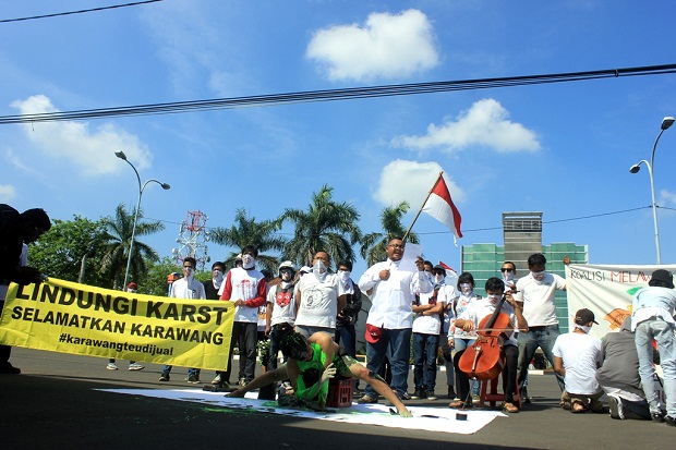 Seniman dan Pemuda Gelar Teatrikal Tolak Tambang Gunung Sanggabuana