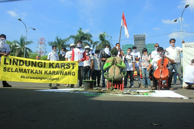 Seniman dan Pemuda Gelar Teatrikal Tolak Tambang Gunung Sanggabuana