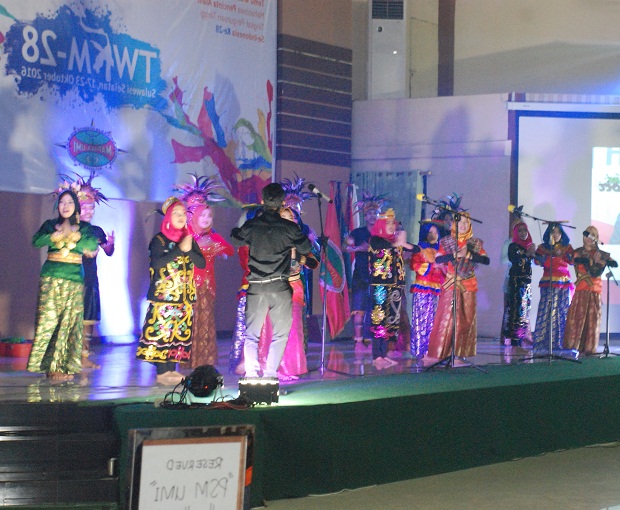 Tarian daerah menjadi penutup serangkaian kegiatan TWKM 28 Sulsel. Minggu, 23 Oktober 2016. WARTAPALAINDONESIA/Pida
