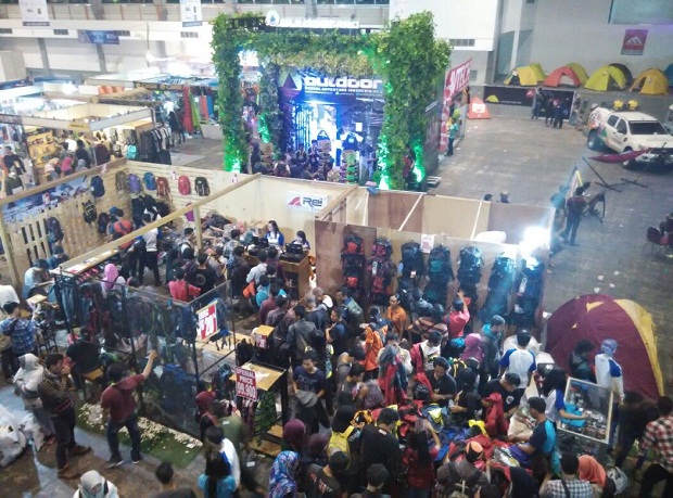 Salah satu sudut kemeriahan stand Outfest Road to Surabaya 2016, JX, Minggu, 13 November 2016. WARTAPALAINDONESIA/Nindya Seva