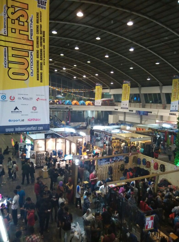 Salah satu sudut kemeriahan stand Outfest Road to Surabaya 2016, JX, Minggu, 13 November 2016. WARTAPALAINDONESIA/Nindya Seva
