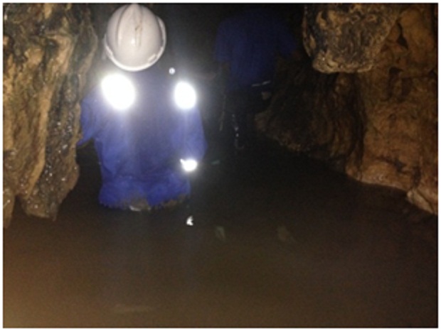 Kedalaman air dalam gua, oleh Tim Caving Mapala Natural Forum