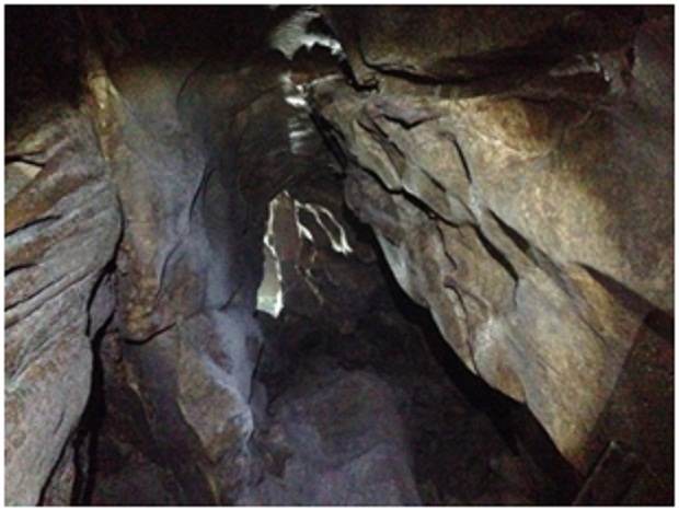 Mulut vertikal 2, oleh Tim Caving Mapala Natural Forum