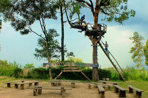 Rumah Pohon Panggung bawah Coban Rais Batu