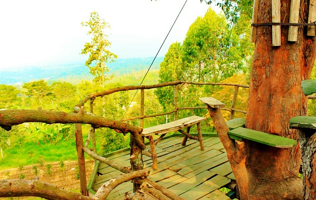 Rumah Pohon Panggung Atas Coban Rais Batu