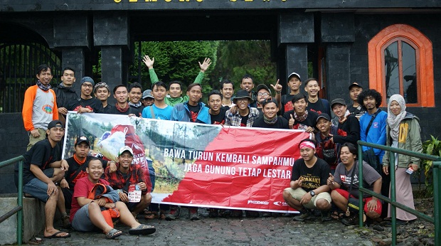 Cozmeed Indonesia bersama aktivis lingkungan melakukan Operasi Sampah Gunung Lawu (12/02) di jalur Cemoro Sewu.Karanganyar. WARTAPALAINDONESIA/ Cozmeed Indonesia