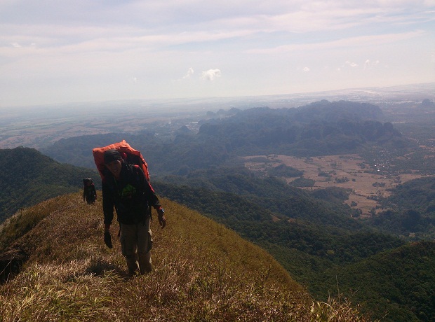 Tim Ekspedisi Gemuruh Alam (GMA) Mahasiswa Kesehatan Pecinta Alam Stikes Nani Hasanuddin Makassar mencapai puncak Bulusaraung pada ketinggian 1.353 mdpl pada Jumat (16/12). WARTAPALAINDONESIA/ Juli Pramono (JP)