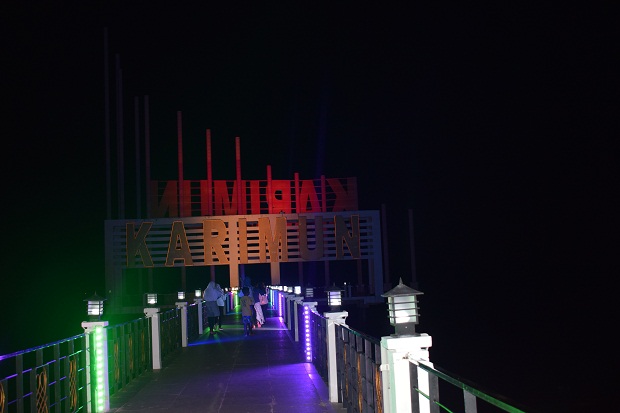 Tugu tulisan karimun pada malam hari salah satu pemandangan di Coastral Area.