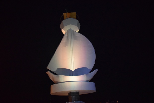 Tugu seperti kubah masjid lokasinya dekat dengan tugu karimun 