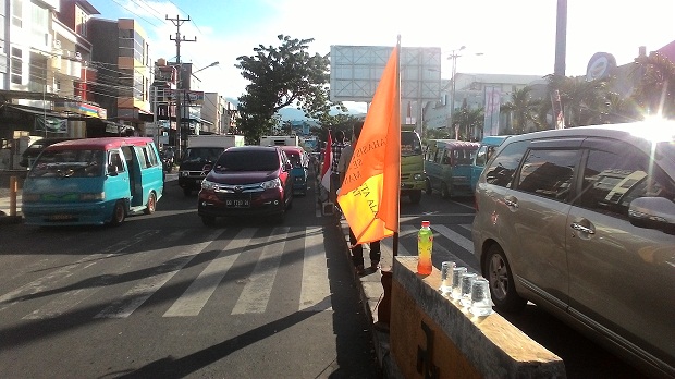 Penggalangan Dana Korban Gempa Aceh oleh Mapala Se-Unsrat Manado di depan Mall Manado Town Square pada 12 Desember 2016. WARTAPALAINDONESIA/Mapala Equil