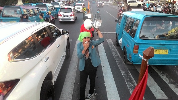 Penggalangan Dana Korban Gempa Aceh oleh Mapala Se-Unsrat Manado di depan Mall Manado Town Square pada 12 Desember 2016. WARTAPALAINDONESIA/Mapala Equil