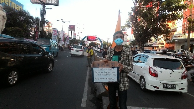 Penggalangan Dana Korban Gempa Aceh oleh Mapala Se-Unsrat Manado di depan Mall Manado Town Square pada 12 Desember 2016. WARTAPALAINDONESIA/Mapala Equil