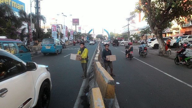 Penggalangan Dana Korban Gempa Aceh oleh Mapala Se-Unsrat Manado di depan Mall Manado Town Square pada 12 Desember 2016. WARTAPALAINDONESIA/Mapala Equil