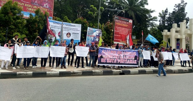 Aliansi OPA Kalbar lakukan Aksi Solidaritas untuk Mapala UII, di bundaran digulis depan pos polisi Untan (29/01/17). WARTAPALAINDONESIA/ Aliansi OPA Kalbar
