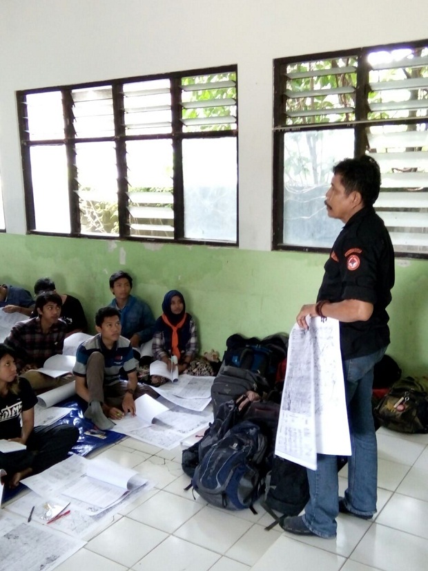 Peserta pelatihan navigasi darat mengikuti Pelatihan Bersama Navigasi Darat Lintas Komunitas Pecinta Alam Jawa Timur yang digelar oleh Navigator Shooter Jawa Timur (Navshoot Jatim), Minggu (19/03) WARTAPALAINDONESIA/ Azhar Danii