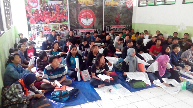 Peserta pelatihan navigasi darat mengikuti Pelatihan Bersama Navigasi Darat Lintas Komunitas Pecinta Alam Jawa Timur yang digelar oleh Navigator Shooter Jawa Timur (Navshoot Jatim), Minggu (19/03) WARTAPALAINDONESIA/ Azhar Danii