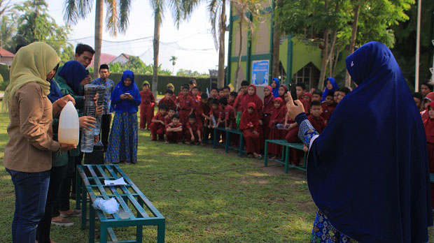 KOMPAS-USU peringati hari Air se Dunia dengan melakukan penyuluhan edukasi lingkungan dan praktek pengolahan air limbah menjadi air bersih Rabu (22/3) di Sekolah Islam Siti Hajar, Medan. WARTAPALAINDONESIA/ Humas KOMPAS-USU