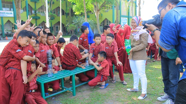 KOMPAS-USU peringati hari Air se Dunia dengan melakukan penyuluhan edukasi lingkungan dan praktek pengolahan air limbah menjadi air bersih Rabu (22/3) di Sekolah Islam Siti Hajar, Medan. WARTAPALAINDONESIA/ Humas KOMPAS-USU