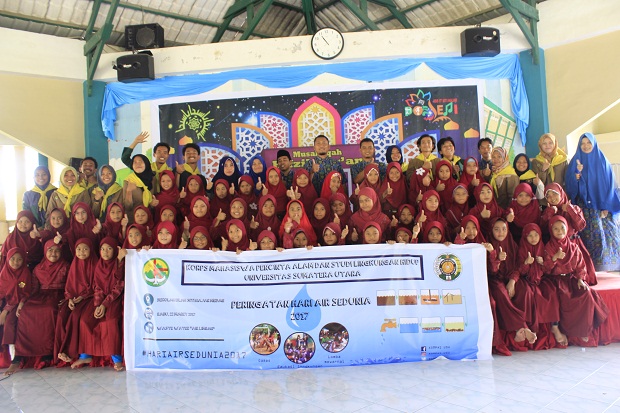 KOMPAS-USU peringati hari Air se Dunia dengan melakukan penyuluhan edukasi lingkungan dan praktek pengolahan air limbah menjadi air bersih Rabu (22/3) di Sekolah Islam Siti Hajar, Medan. WARTAPALAINDONESIA/ Humas KOMPAS-USU